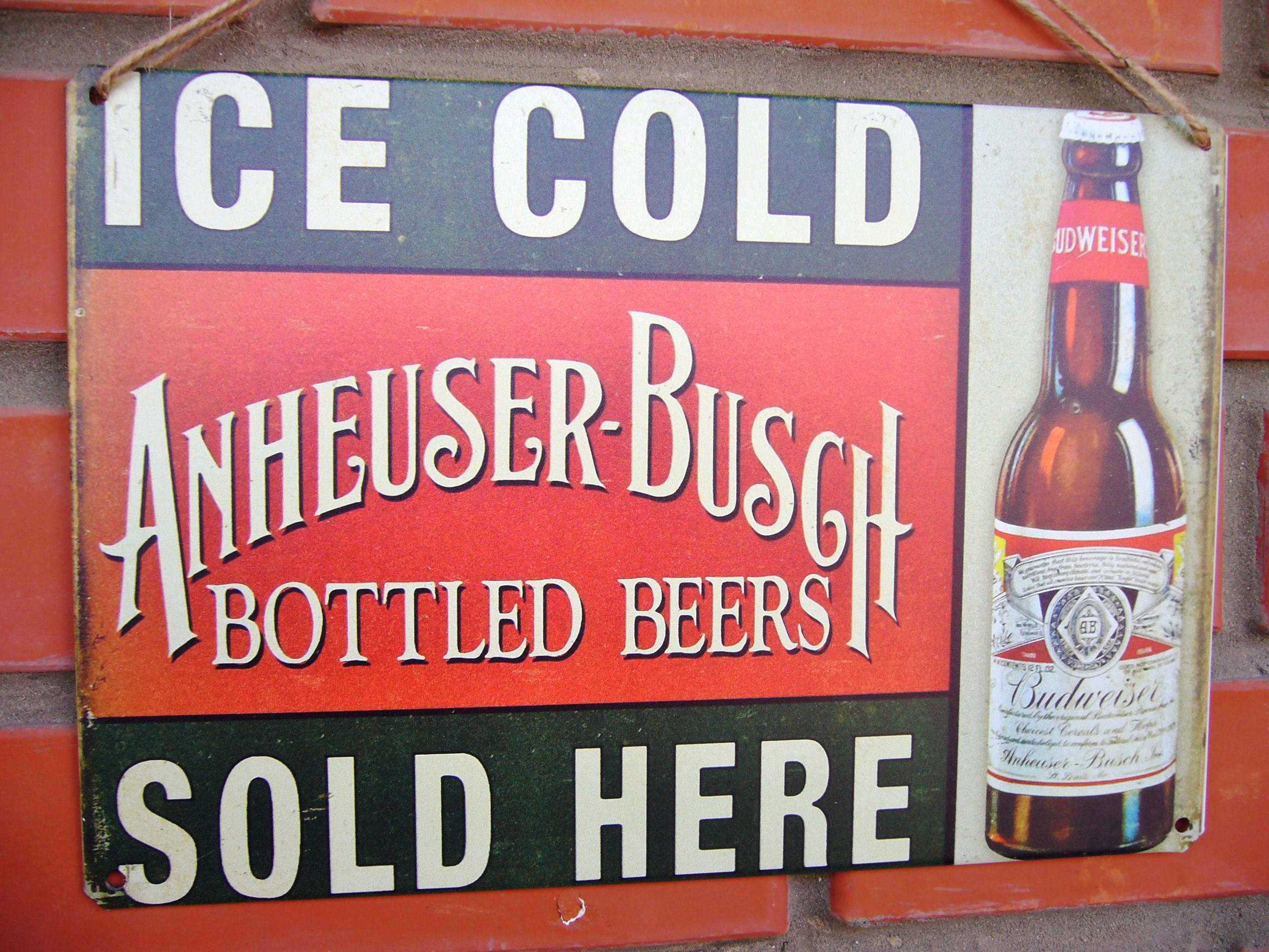 Холодное свежее пиво продается тут, табличка 20х30 см