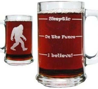 Пивная кружка Bigfoot Drink 'Till You Believe объемом 425 мл с ручкой — гравировка с обеих сторон и на дне!