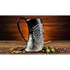 Кружка из рога с гравировкой волка от Viking Handicrafts, аутентичная, объемом 16 унций.