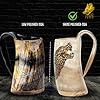 Кружка FENRIR Viking из рога, 473 мл – подарок для мужчины, отца, мужа – уникальный подарок в стиле викингов – 100% ручная работа, кружка из настоящего бычьего рога с 2 рюмками – для пива, эля, медовухи (покрытие WOLF COMPASS)