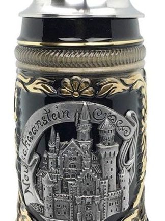 Керамическая коллекционная пивная кружка Neuschwanstein объемом 0,75 л с крышкой, немецкого производства, изготовленная компанией Zoller & Born Made in Germany.