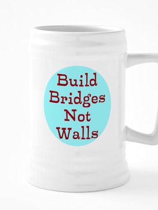 CafePress Строим мосты, а не стены. Керамическая пивная кружка объемом 25 унций.