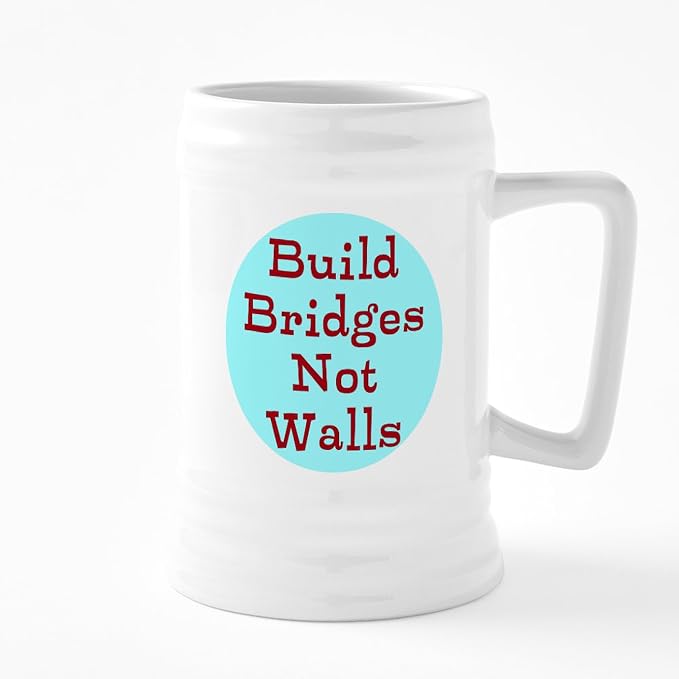 CafePress Строим мосты, а не стены. Керамическая пивная кружка объемом 25 унций.