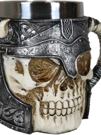 Кружка Ebros Gift Viking Berserker Horned Demon Warrior Skull With Battle Helmet (Череп рогатого демона-воина с боевым шлемом), пивная кружка, ботаническая кружка, кофейная кружка, средневековое и ренессансное искусство, декор для кухни, вечеринки, аксессуар для вечеринки, оригинальные кружки.