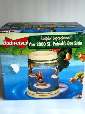 Фарфоровая кружка Budweiser 2000 года День Святого Патрика с изображением прыгающих лепреконов.