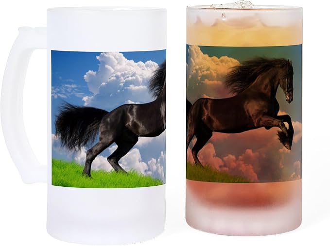 CafePress Красивая кружка для пива из матового стекла с изображением жеребца, лошадей и солнца, объемом 16 унций.