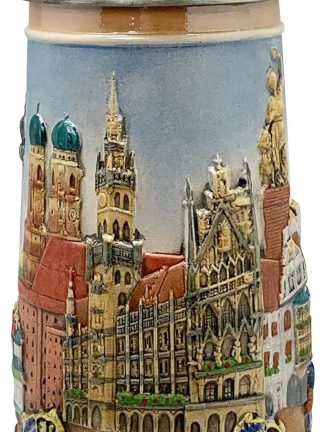 0,7 литра | Кружка OktoberfestHaus с немецкими мотивами: Мюнхен, эдельвейс и рабочие лошади. Кружка с гравировкой и крышкой. Сувенир и пивная кружка Oktoberfest.