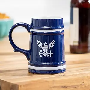 Керамическая кружка Team Sports America US Navy с ручкой, 700 мл (24 унции). Кружка для пива, подходит для бара, алкогольных напитков, кофе, чая. Отличный подарок для военнослужащих и ветеранов.
