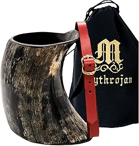 Кружка-бомбочка Mythrojan Viking Horn с красным кожаным ремешком надежно вмещает горячие и холодные напитки: кофе, горячий шоколад, вино, пиво, медовуху.