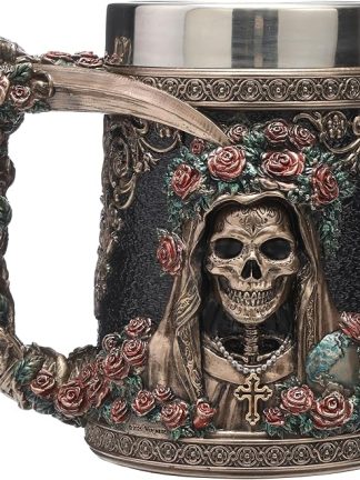 Пивная кружка Veronese Design Santa Muerte Flores диаметром 6 дюймов, объемом 20 унций, изготовлена из литой смолы с бронзовым покрытием и имеет вставку из нержавеющей стали.